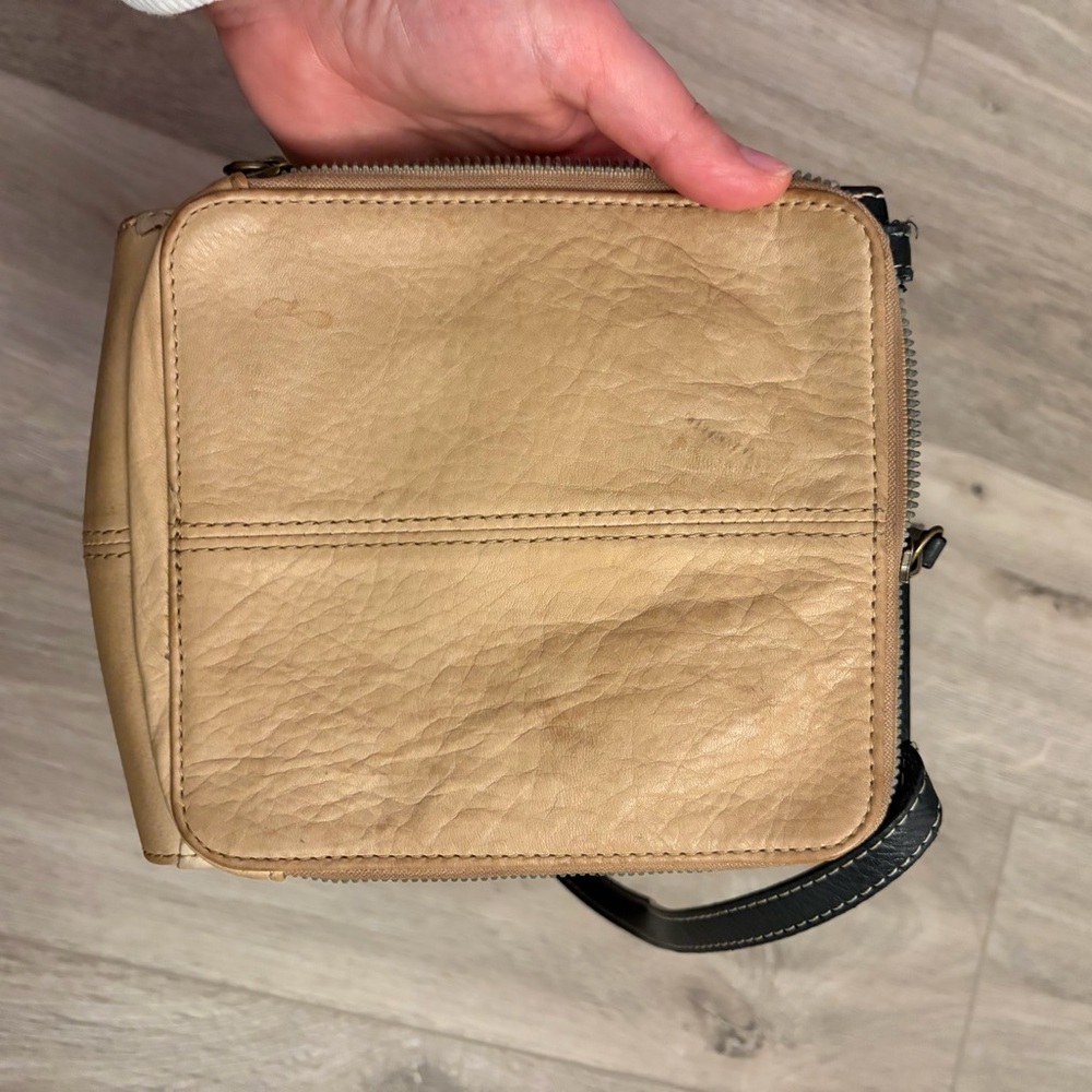 AMERICAN LEATHER CO.
Kansas Colorblock Crossbody Leather Bag - Picture 7 of 8